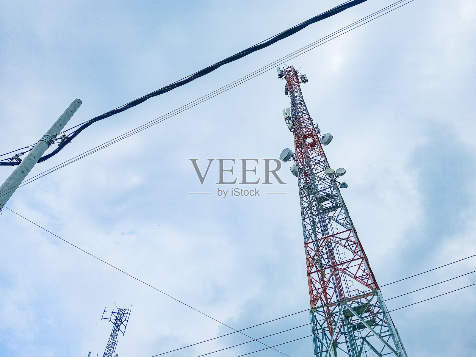 电信塔与多云的天空背景照片摄影图片