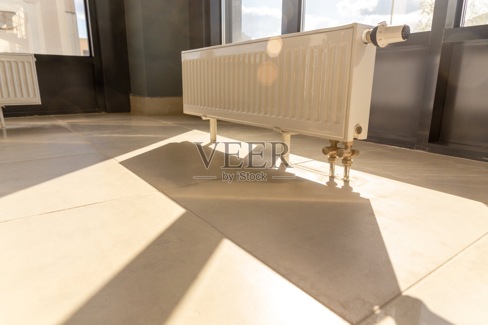 垂直安装的中央供暖散热器照片摄影图片