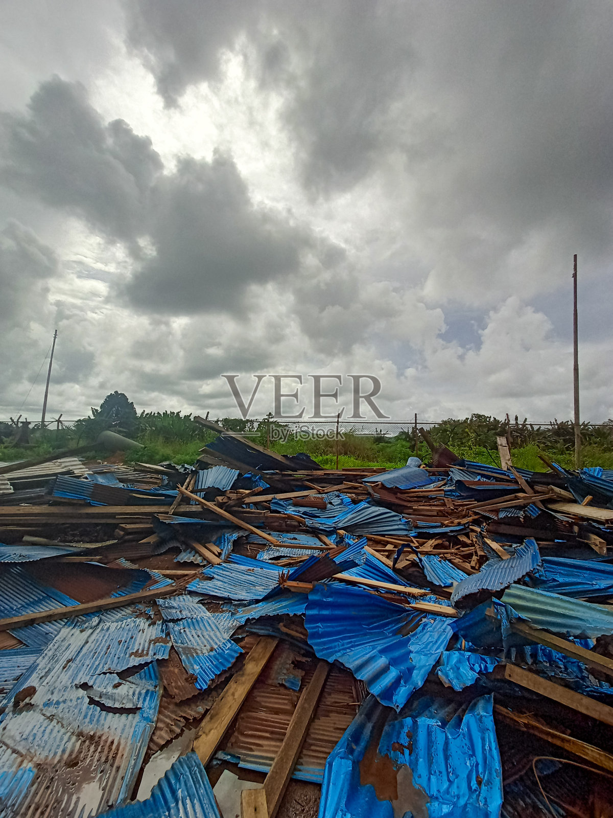 以前拆除的建筑物形式为木结构和波纹铁皮屋顶照片摄影图片