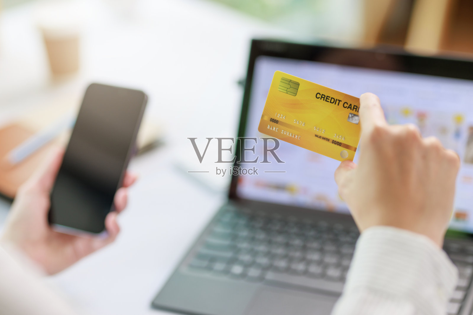 网上购物的概念，电子商务，女性持有信用卡并使用笔记本电脑进行网上购物，女商人通过网上渠道使用信用卡支付商品或服务照片摄影图片