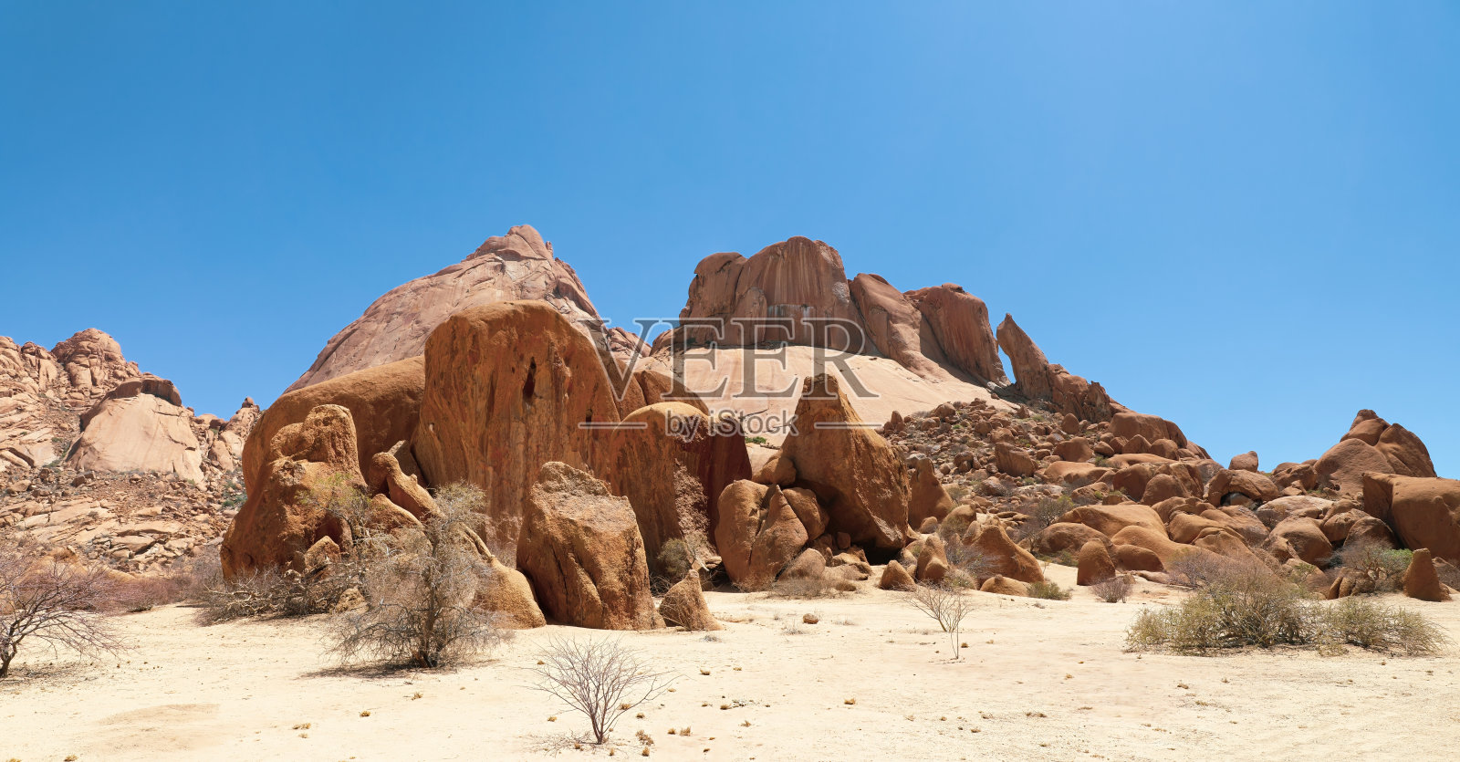 巨大的岩石和纳米比亚斯皮茨科普干燥景观的全景照片摄影图片