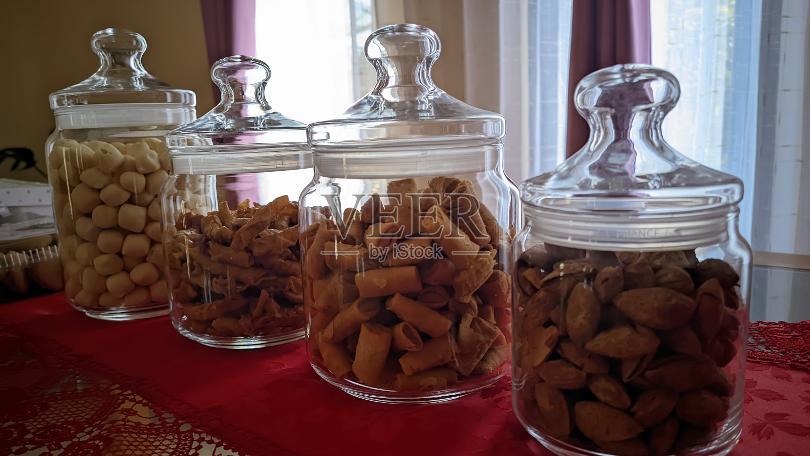 在开斋节和宰牲节期间放在桌子上的装满零食的罐子照片摄影图片