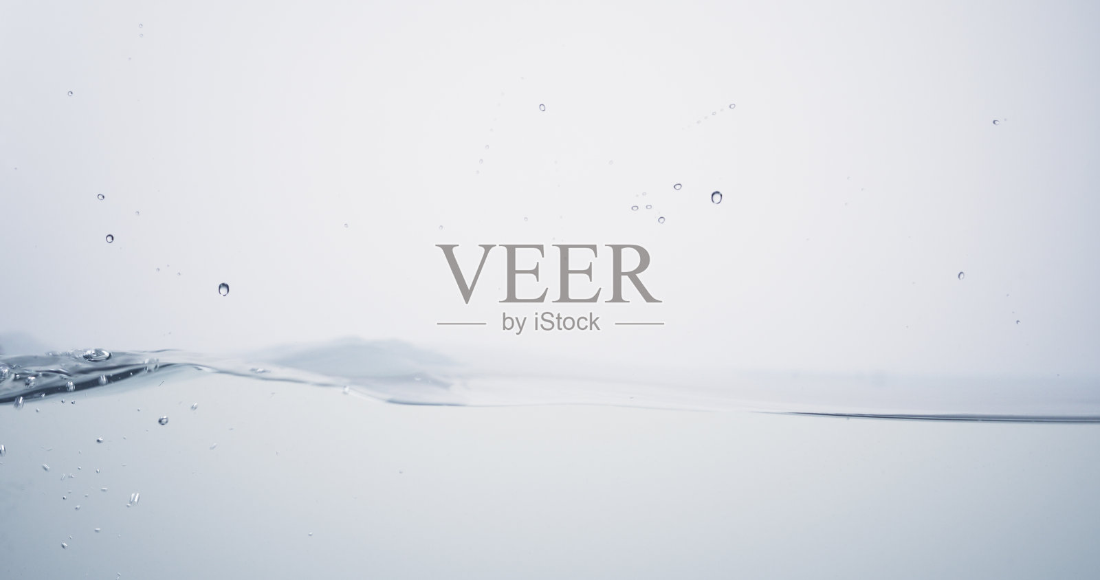 清澈的蓝色海浪和飞溅的侧面视图照片摄影图片