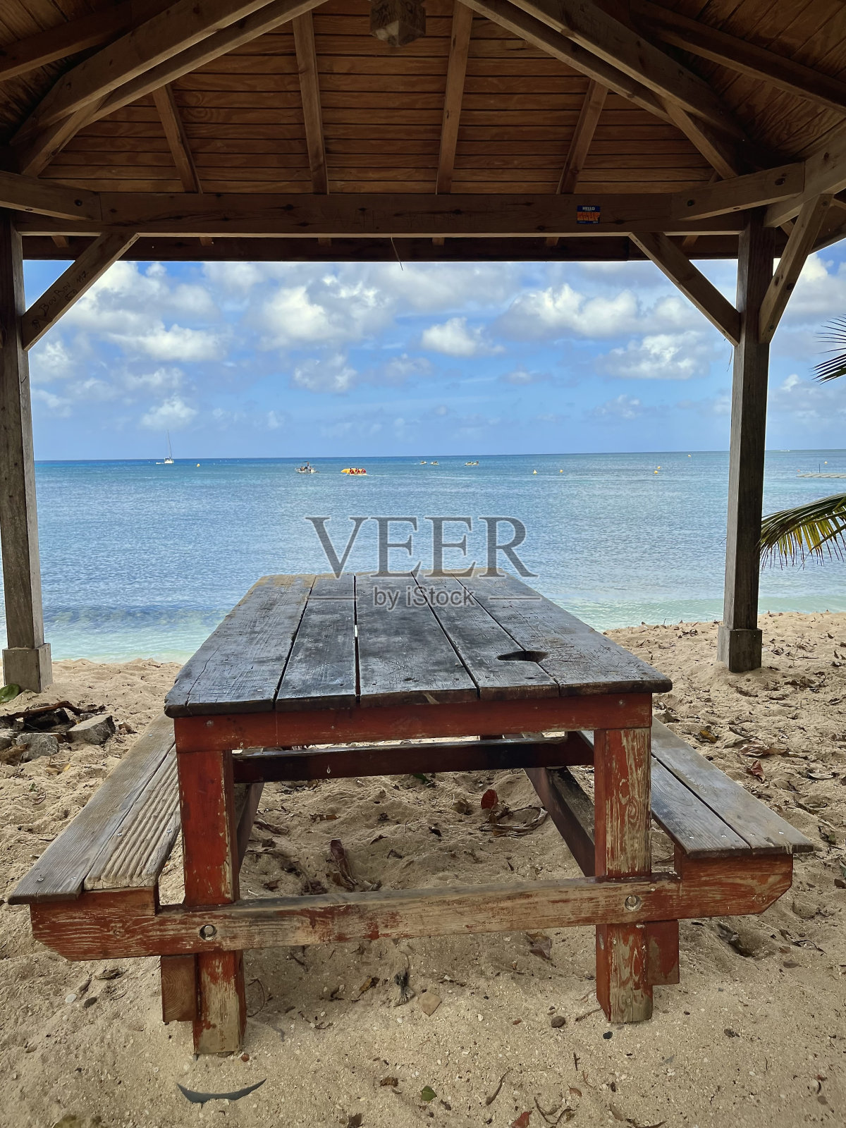 海滩上的木制野餐桌照片摄影图片