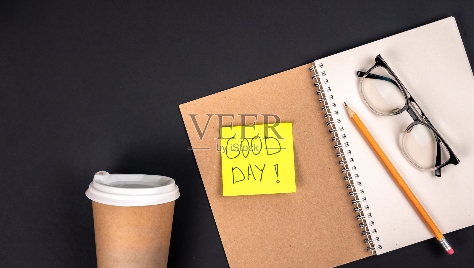 打开笔记本，眼镜，咖啡杯，铅笔和纸贴纸，俯视图。照片摄影图片