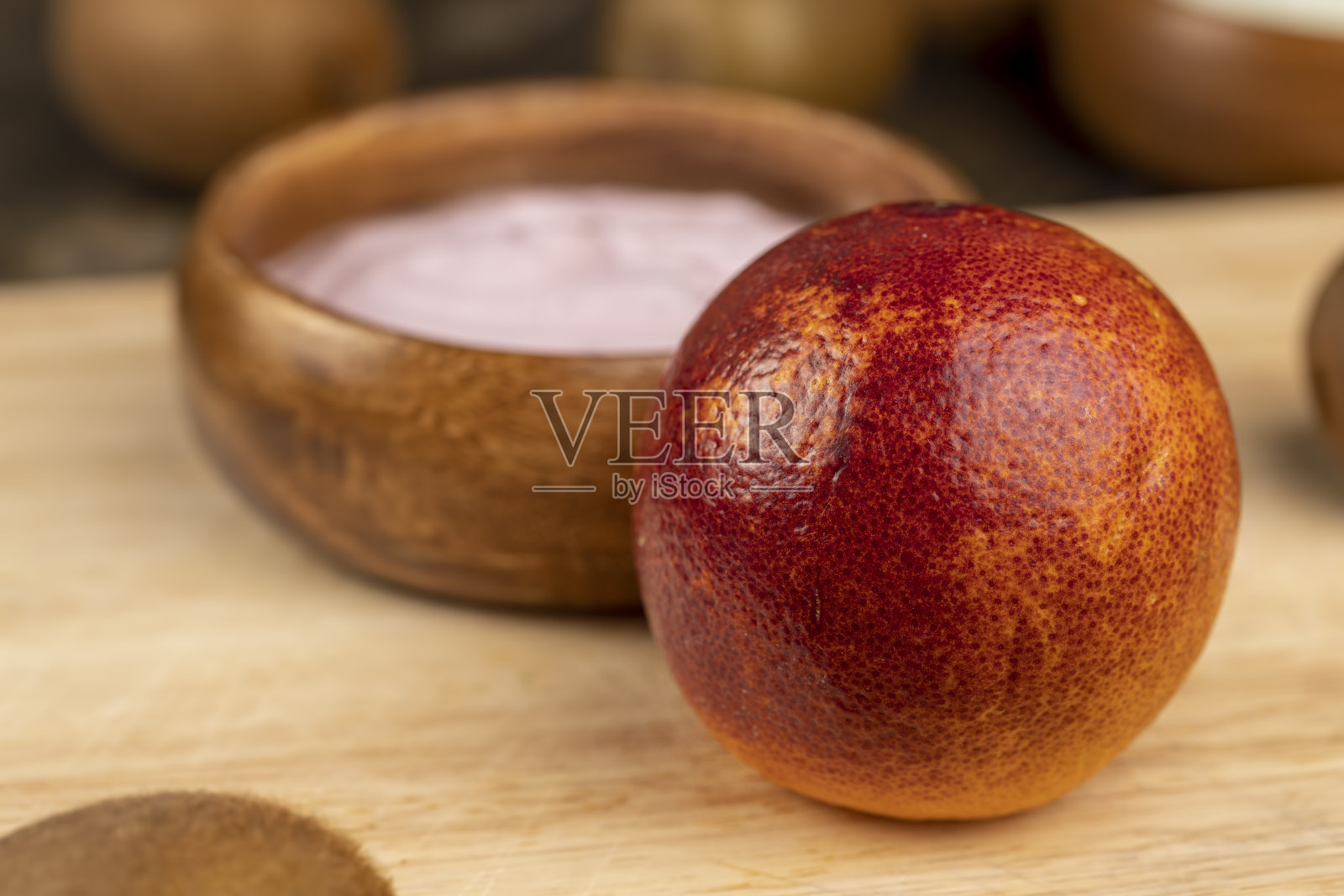 新鲜酸奶配浆果和水果配红橙子照片摄影图片