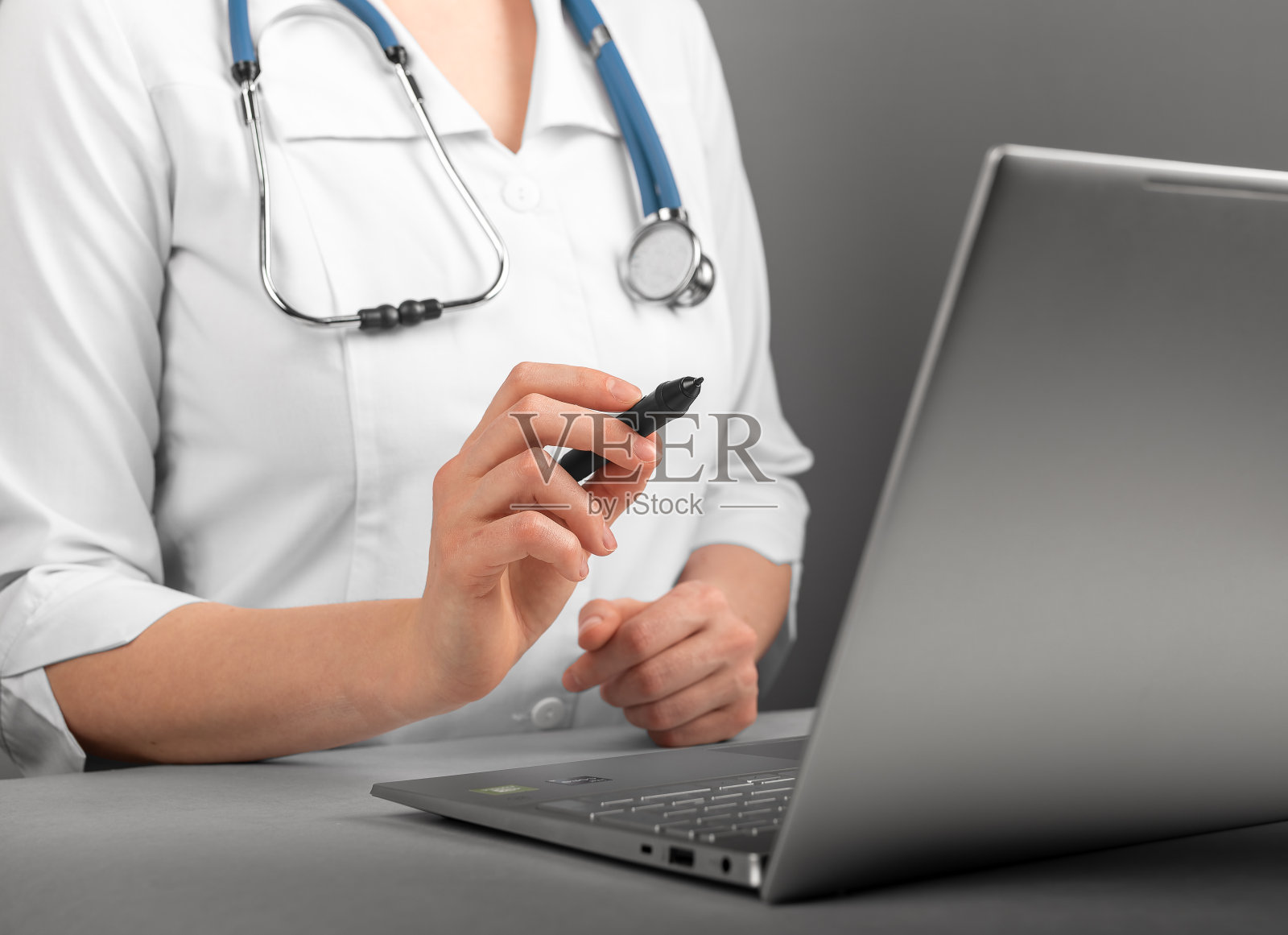 医疗技术概念。医生在工作场所使用科技产品和笔记本电脑照片摄影图片