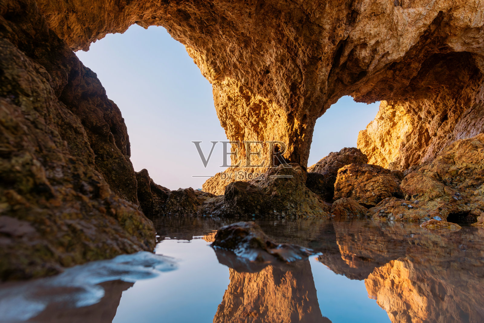 夏天海滩上美丽的天然岩层。照片摄影图片