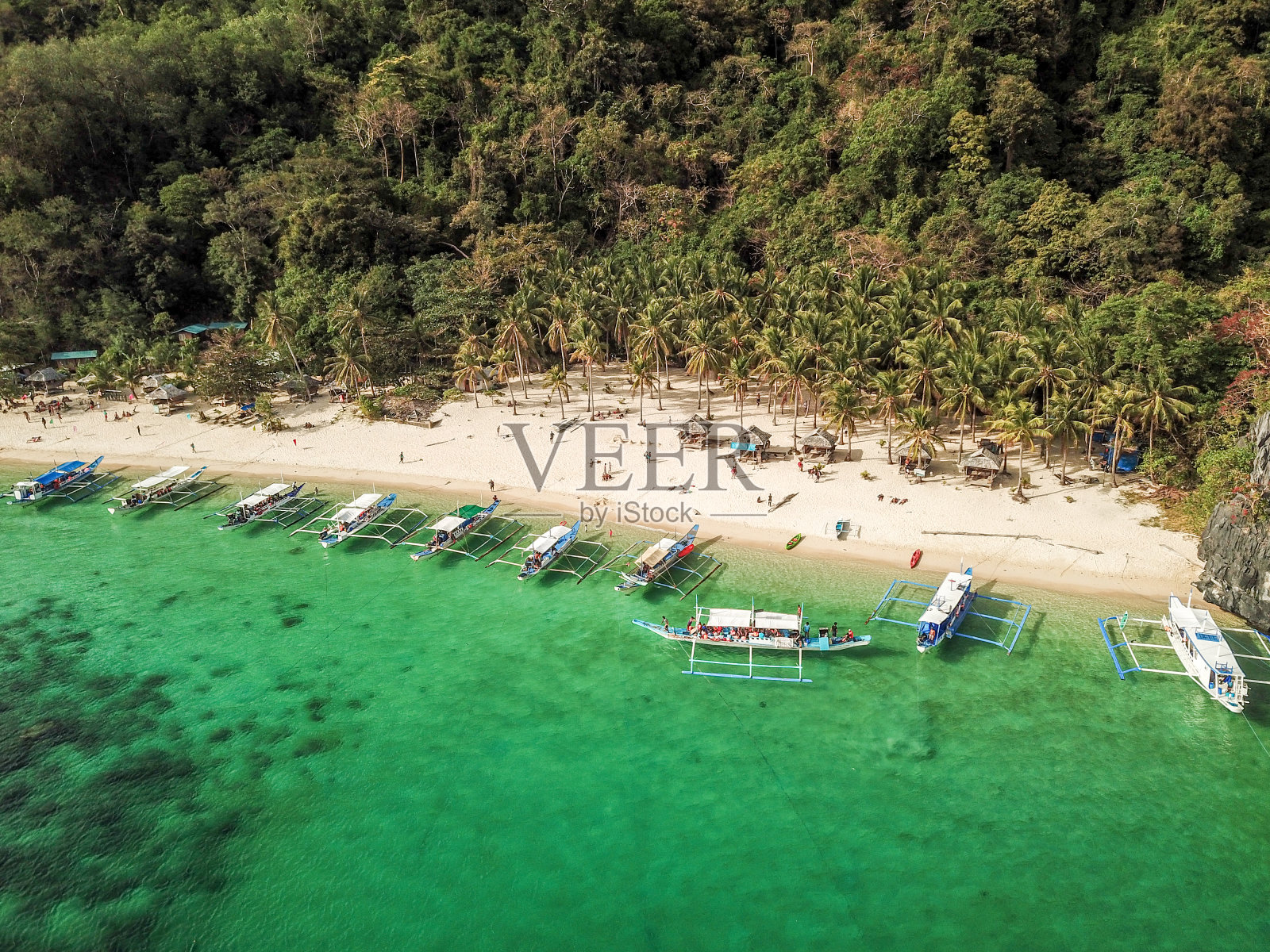 用无人机拍摄的菲律宾尼岛的航拍照片，可以看到岛屿、海洋和船只照片摄影图片