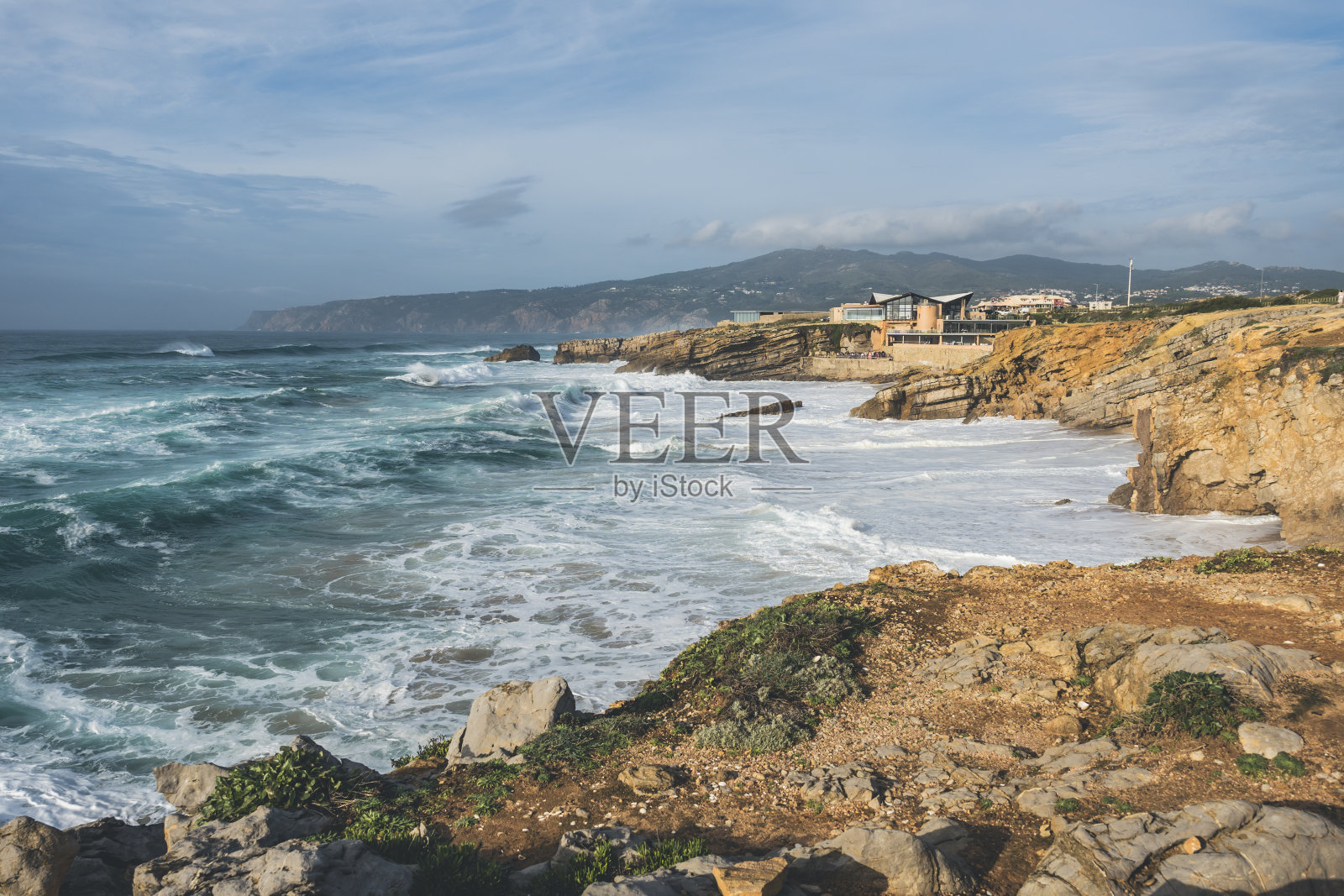 葡萄牙卡斯凯伊斯的大西洋海岸线。海岸上的波浪和岩石山照片摄影图片