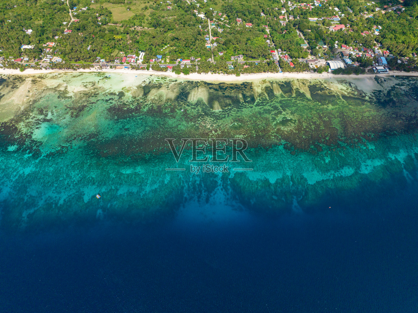 白色的沙滩和海洋作为顶视图的背景。照片摄影图片