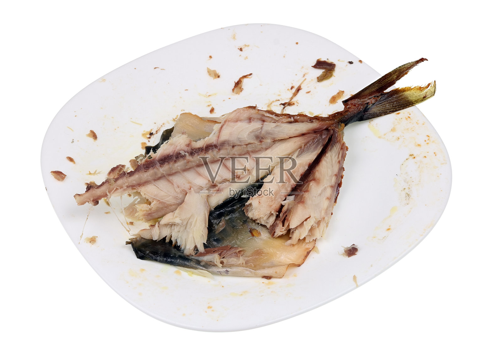 骨头和烟熏鲭鱼肉单独放在一个白色盘子里照片摄影图片