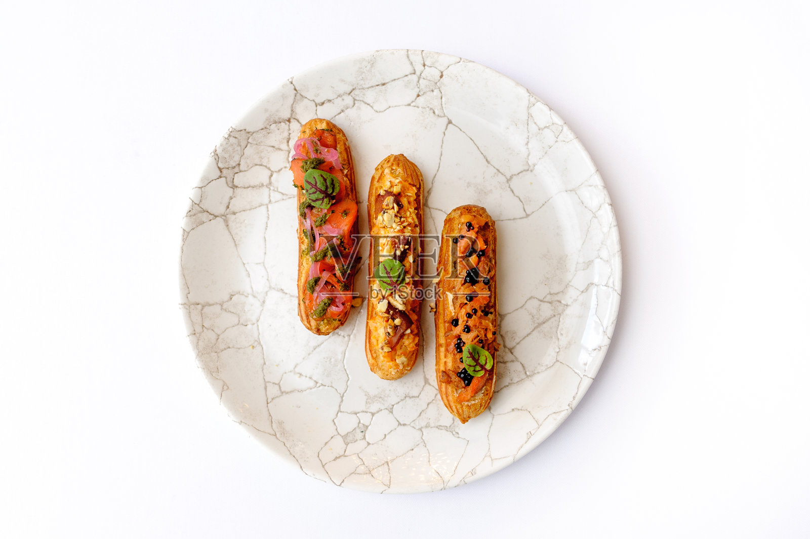 灰色盘子里有各种馅料的泡芙照片摄影图片