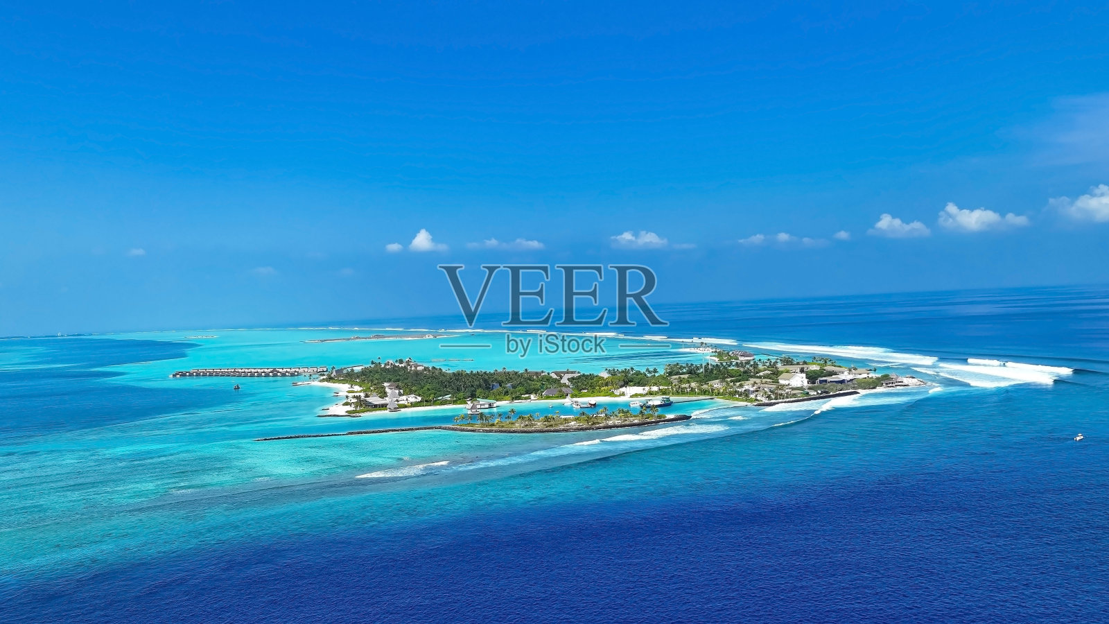 热带鸟瞰图与马尔代夫天堂风景海景与水别墅作为惊人的大海和泻湖海滩，异国情调的旅游照片摄影图片