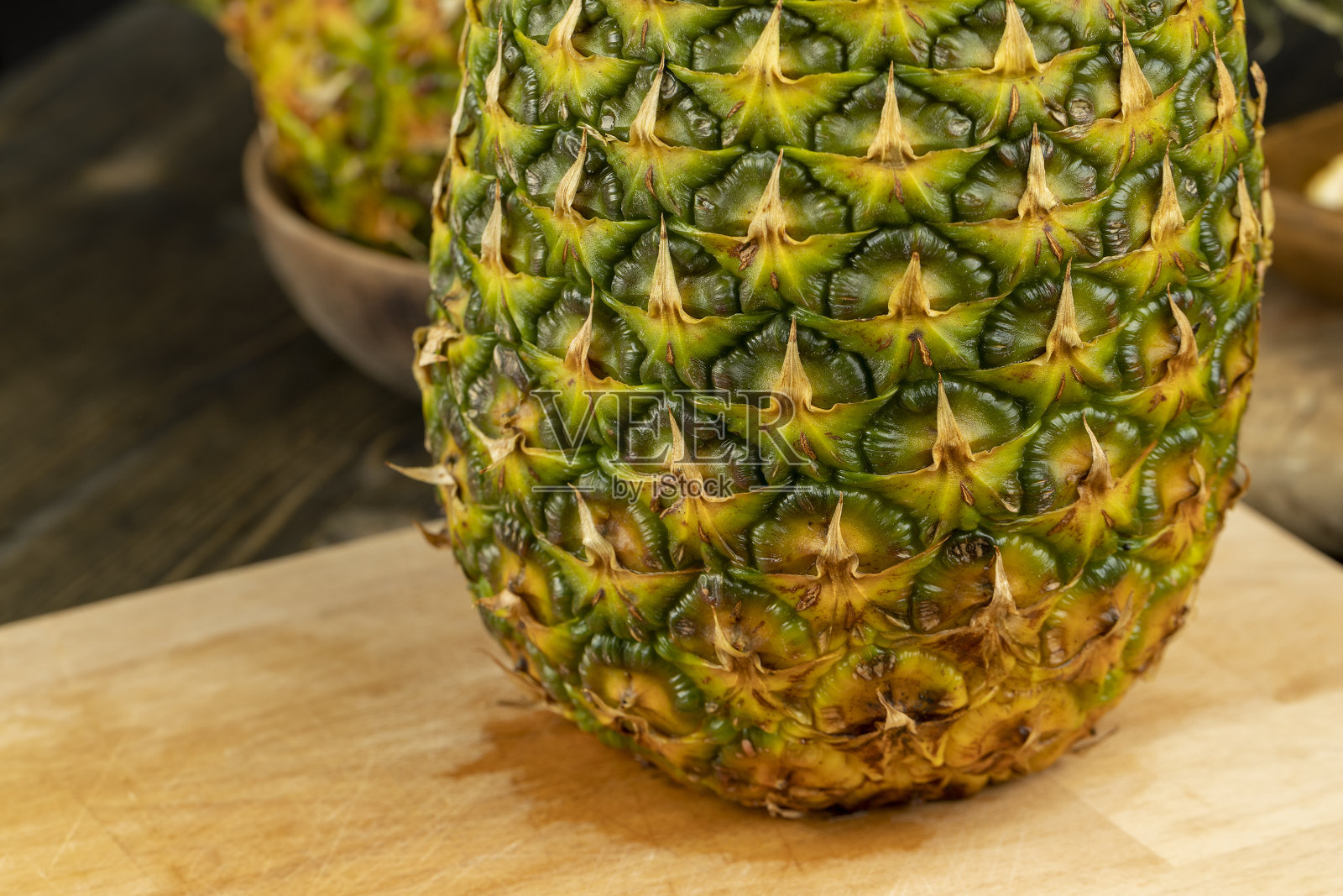 成熟的菠萝，带黄绿色果皮照片摄影图片