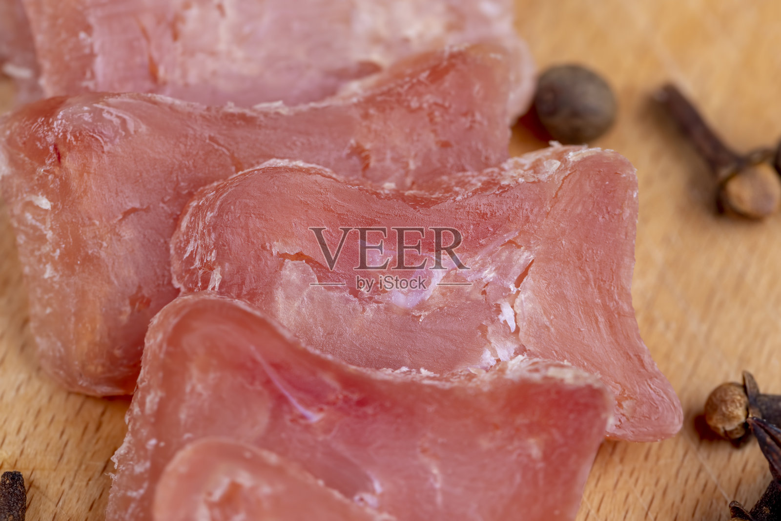 方形鸡柳香肠，近一点照片摄影图片