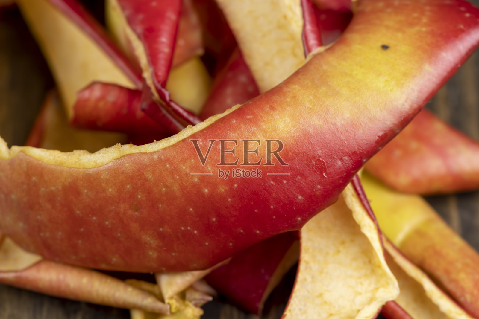 桌上一个去皮的苹果松弛的皮照片摄影图片