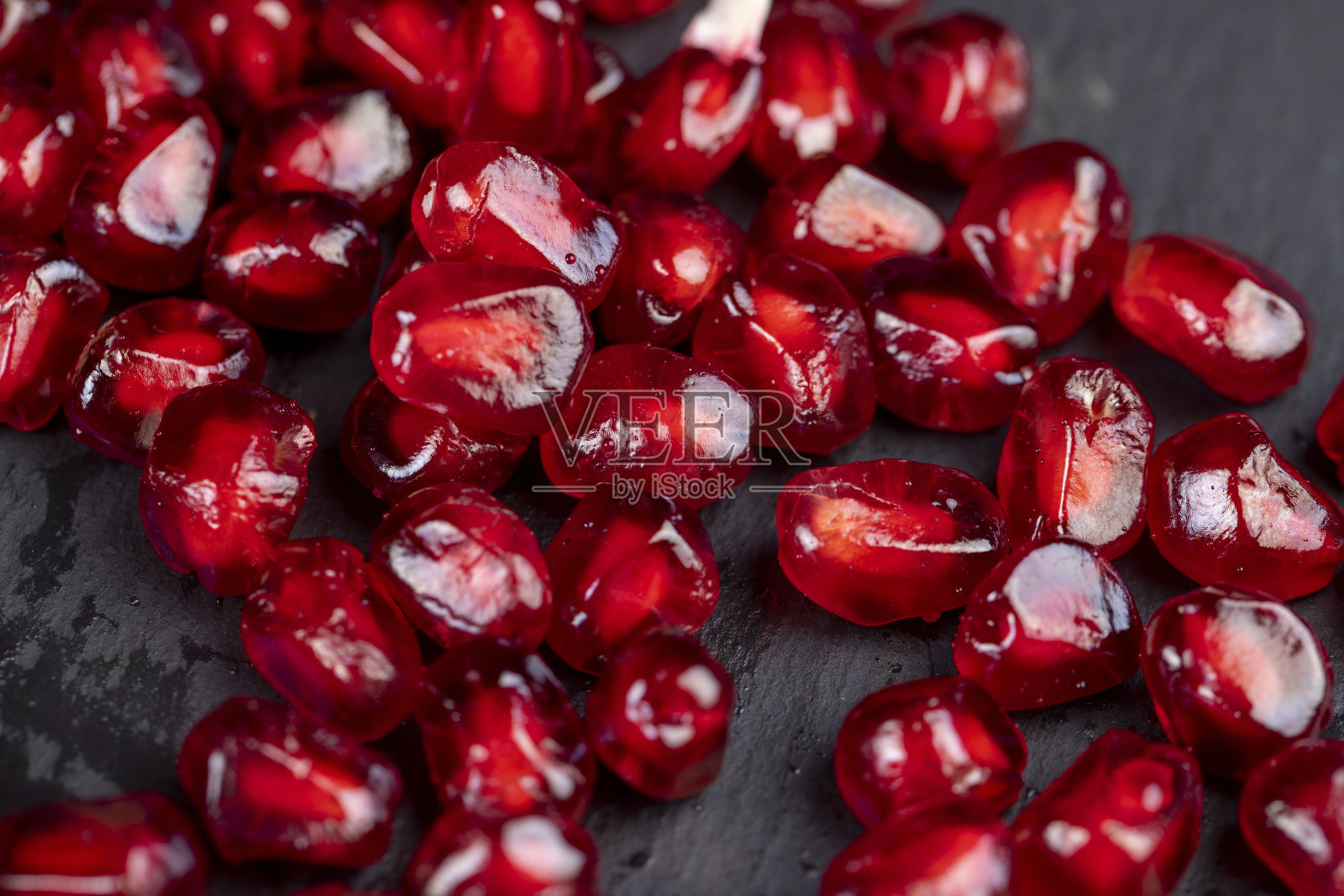 去皮的红熟石榴，果粒多汁照片摄影图片