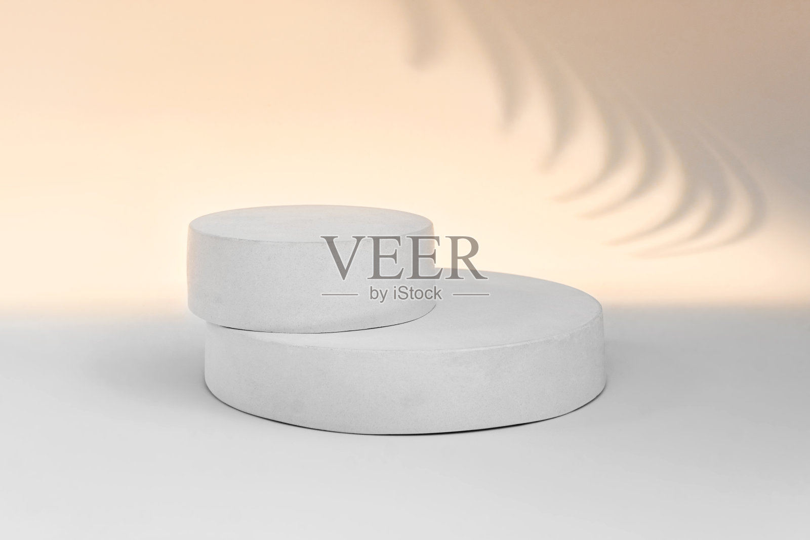 化妆品，肥皂，物品展示的讲台。最小几何球。圆柱体两种形式，柔和的阴影。展示产品、对象的场景。展示柜。棕榈叶。裸色调广告架照片摄影图片