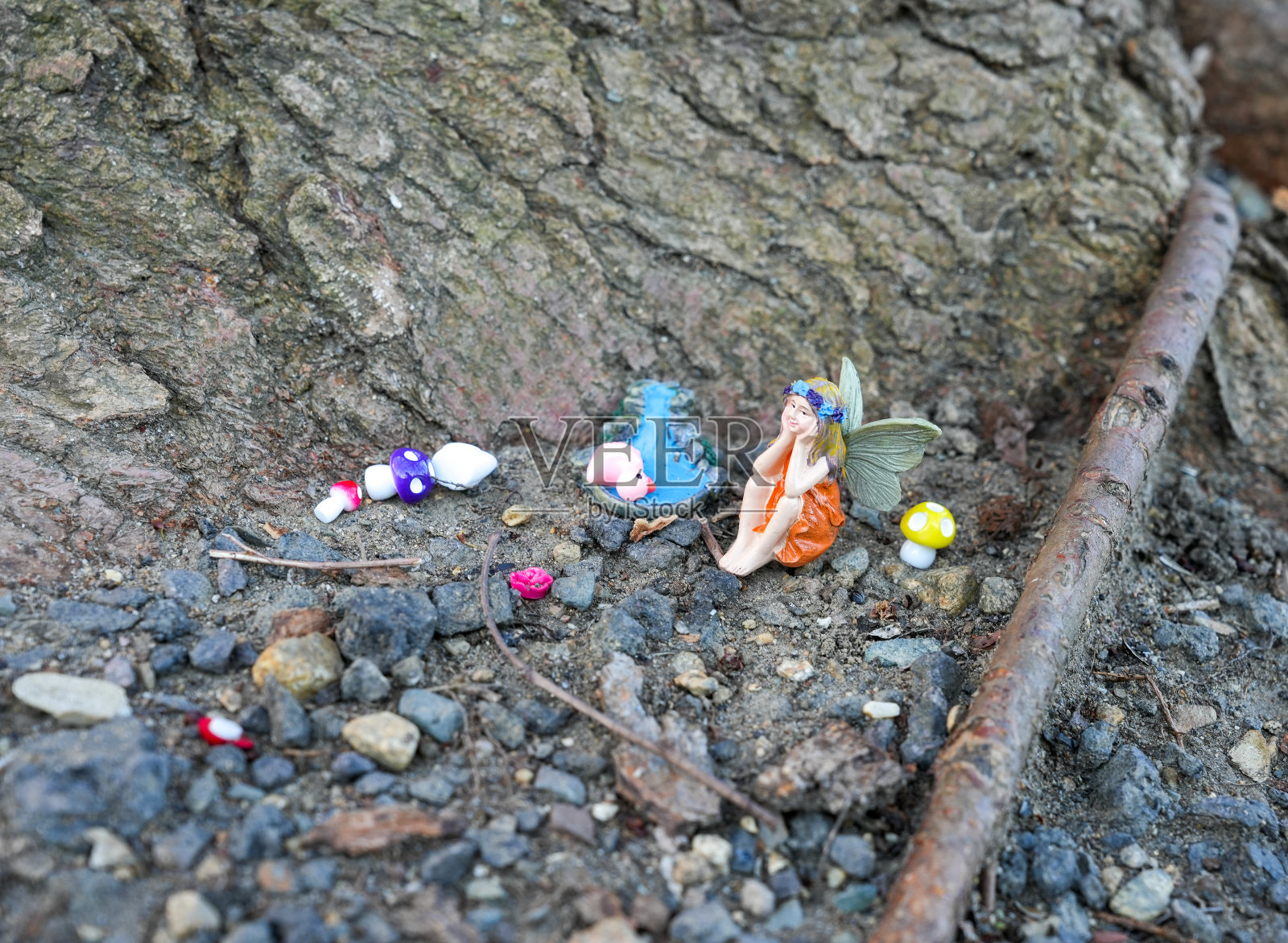 童话世界里的小物件旁边是树干上的小人微型树艺术照片摄影图片