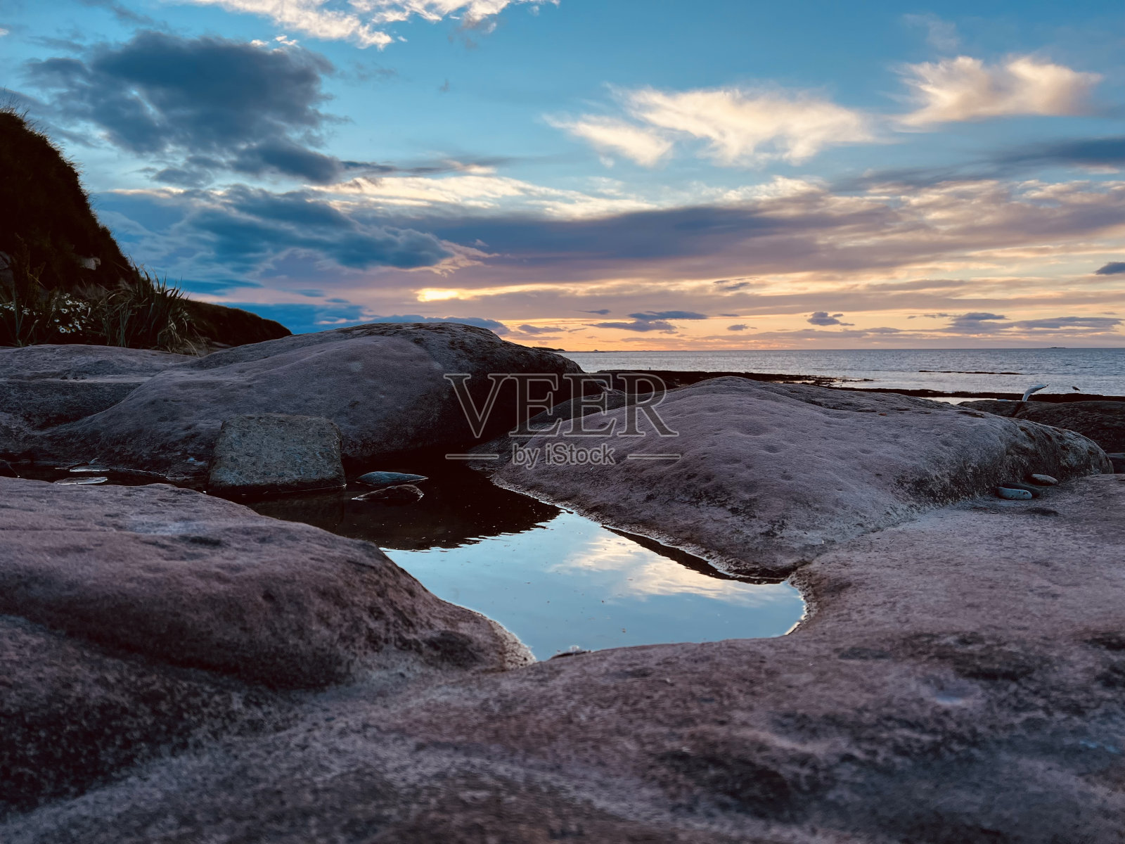 岩石池上的日落照片摄影图片