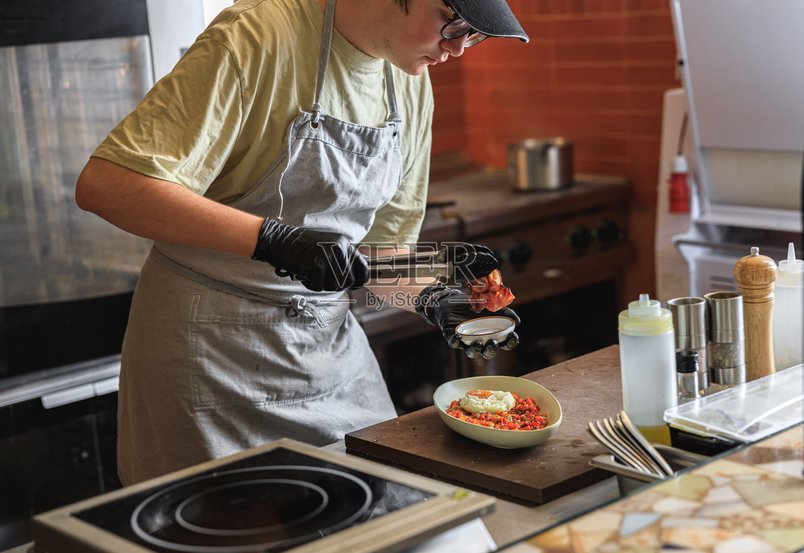 专业厨师正在餐厅厨房用煎培根装饰即食食品照片摄影图片