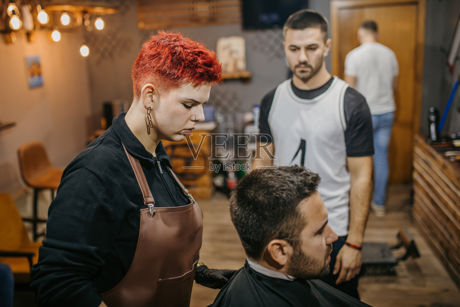 在理发店接受培训的女理发师照片摄影图片