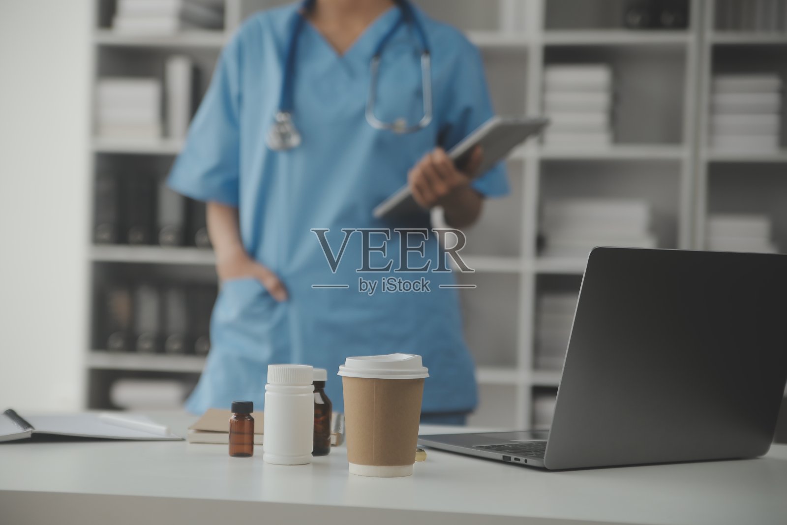 男医生开出RX处方，复印空格，同意合同签字开方，健康生活方式保健网上医疗服务理念照片摄影图片