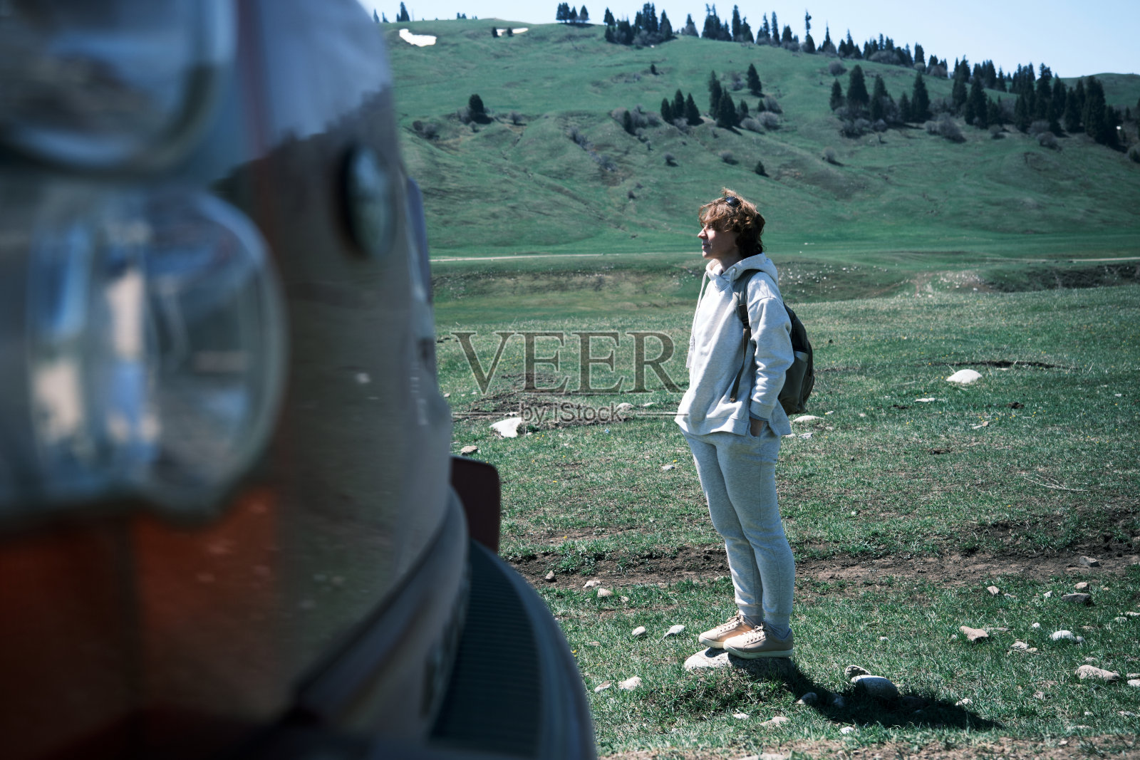 一个女人正在享受她的山间自驾游照片摄影图片