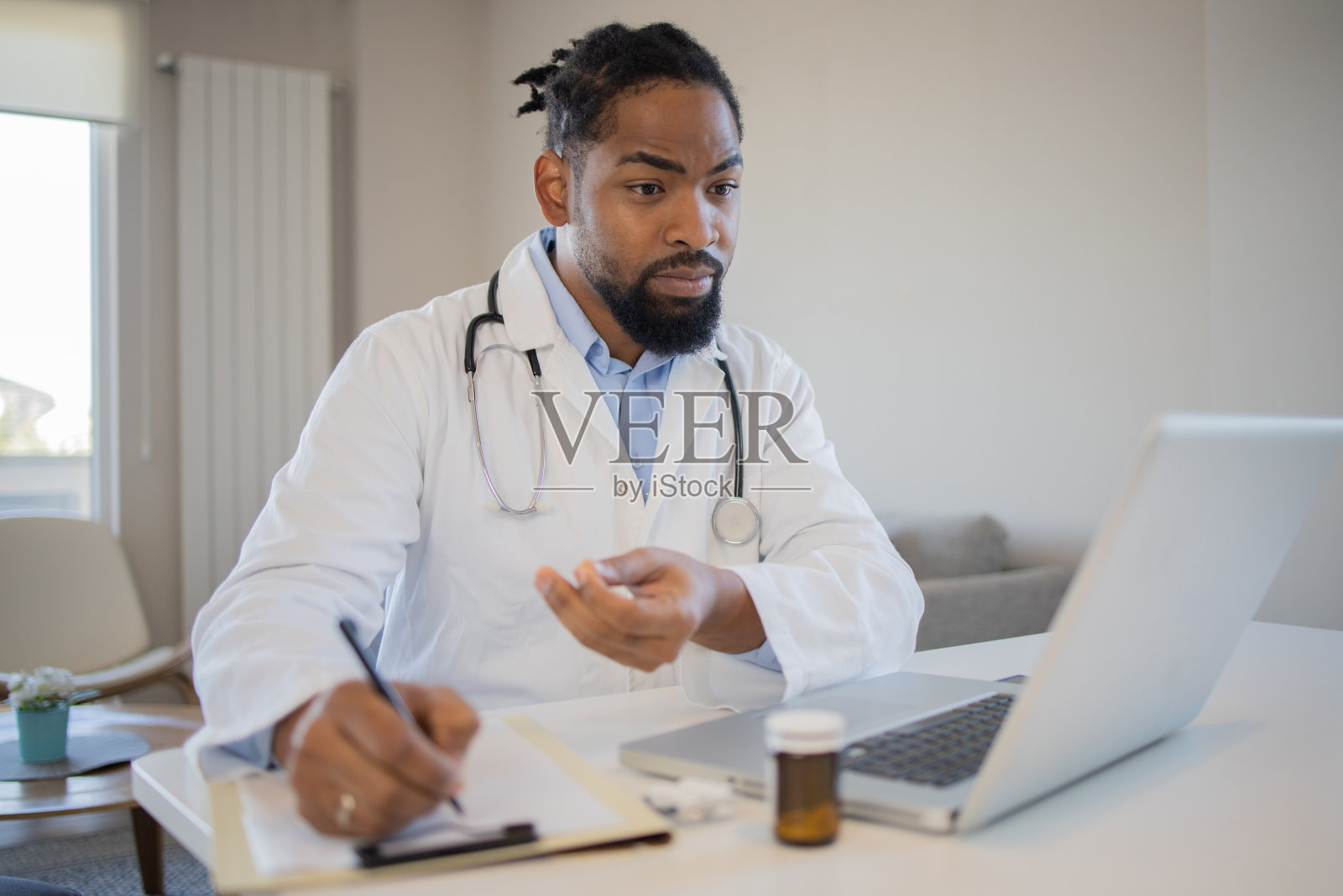 医生在和病人视频通话照片摄影图片