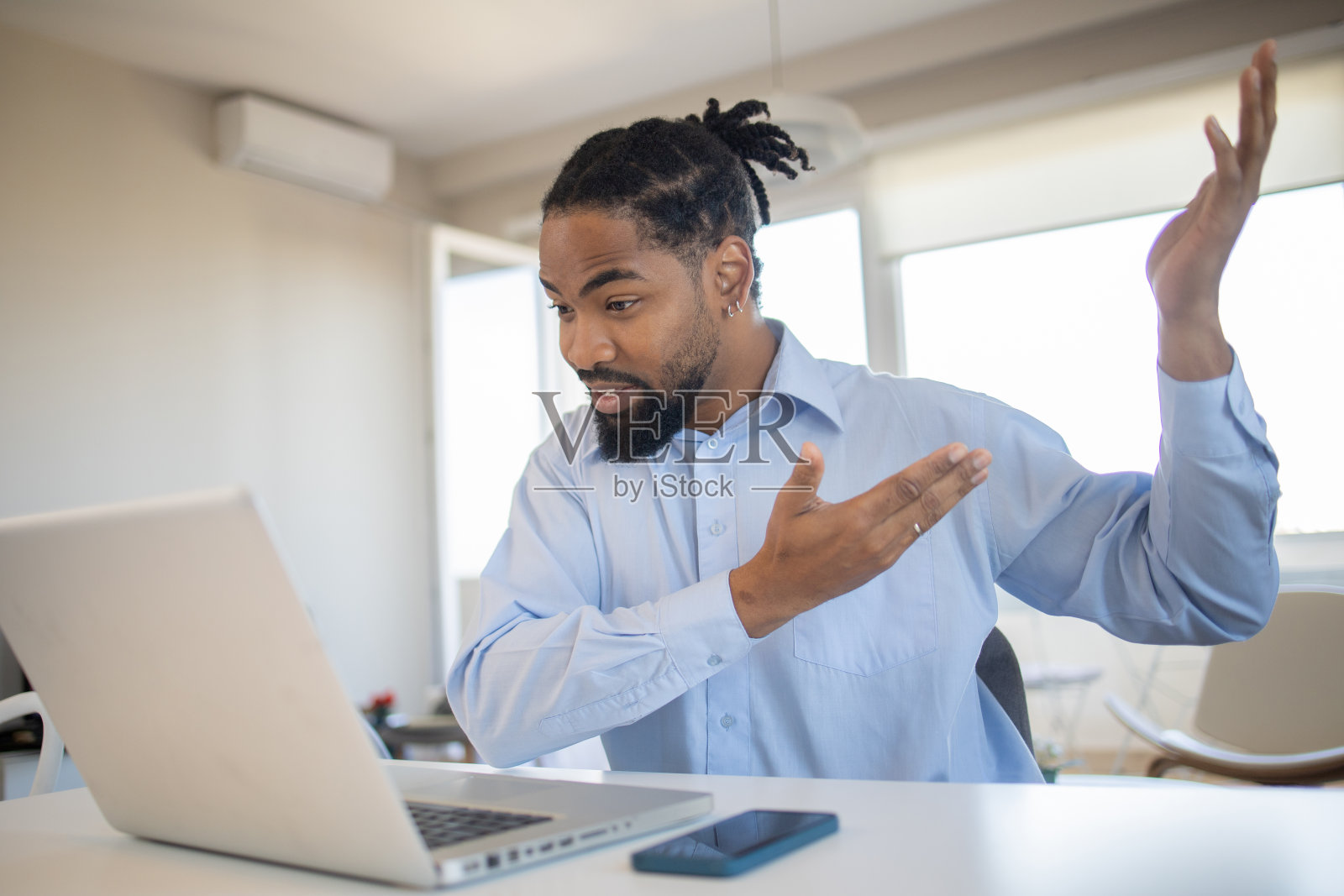 年轻人在家工作照片摄影图片