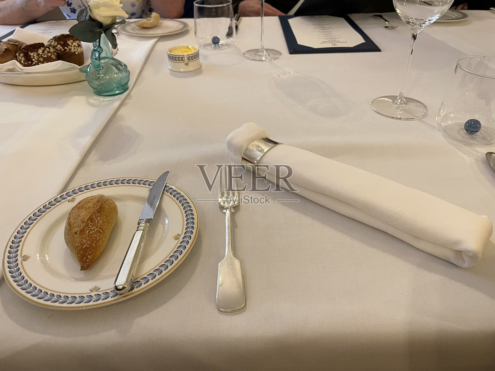 等待主菜端上来。照片摄影图片