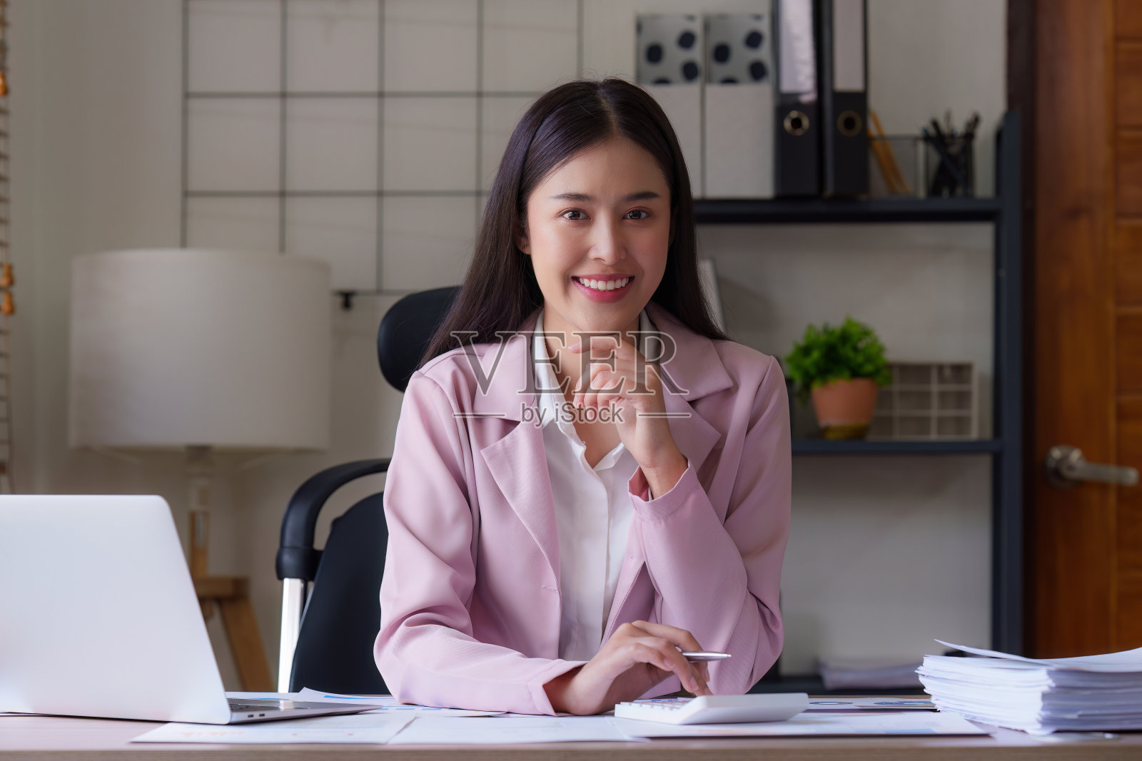 会计亚洲商务人士分析财务文件，税务，外汇，会计和财务顾问的概念照片摄影图片