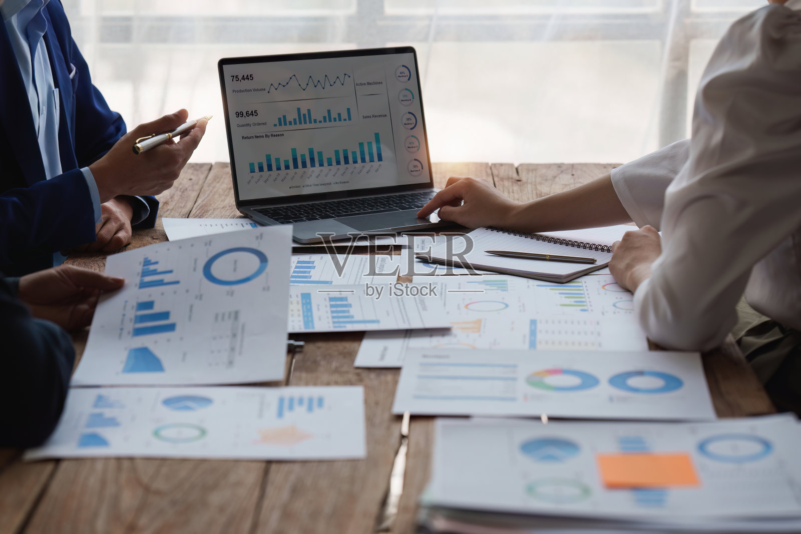 业务团队讨论和研究并制定项目战略，财务，分析，团队合作，计划，会议概念照片摄影图片