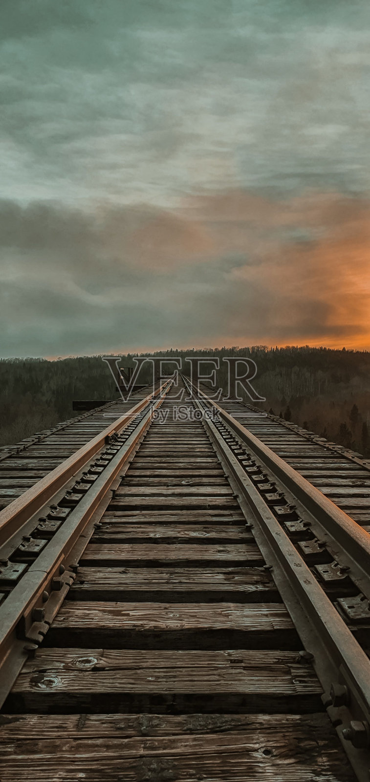 铁路上宁静的晨曦照片摄影图片