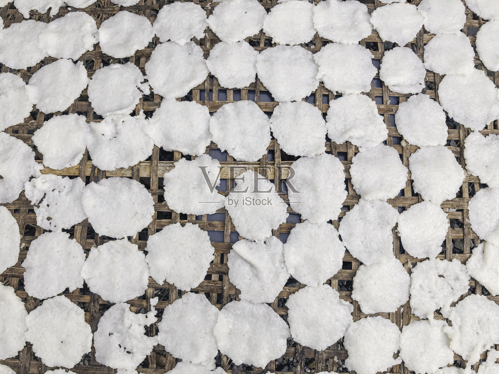 印尼传统小吃，用糯米晒干后油炸而成，口感鲜美，香脆可口。照片摄影图片