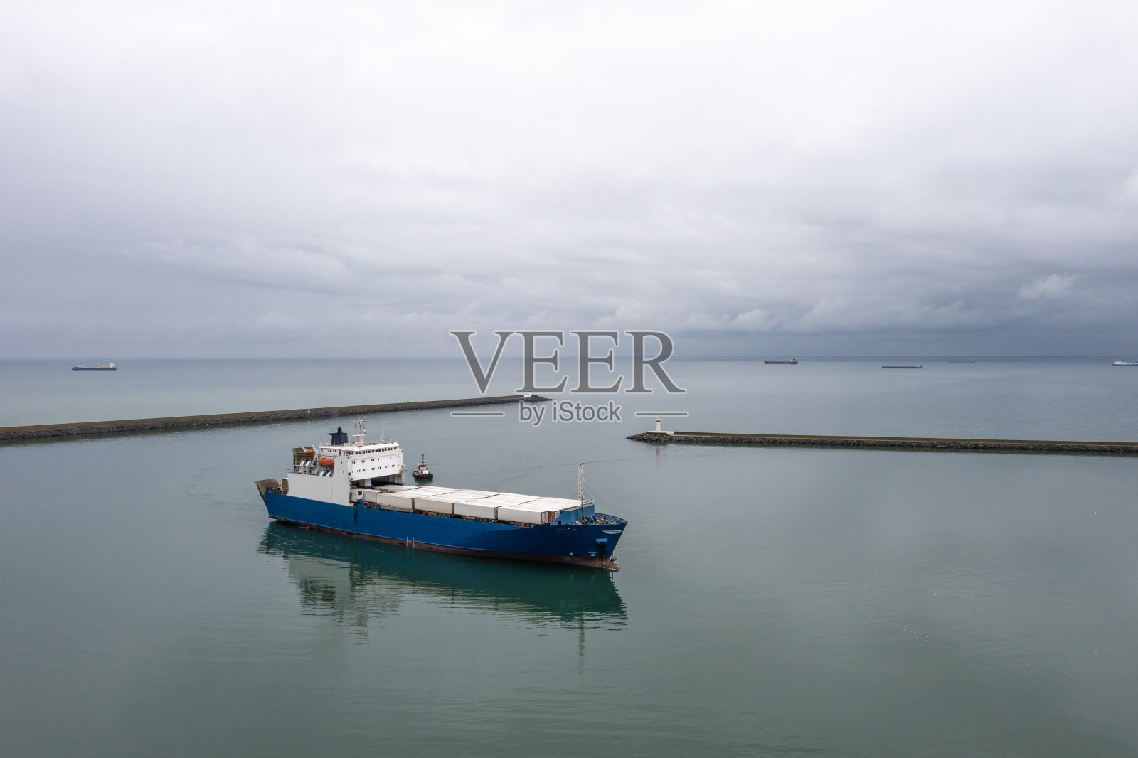 航运和卡车运输-滚装运输(滚上/滚下)。鸟瞰图。照片摄影图片