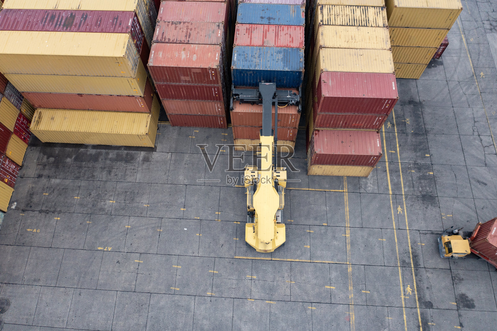 起重机吊起集装箱的鸟瞰图。照片摄影图片