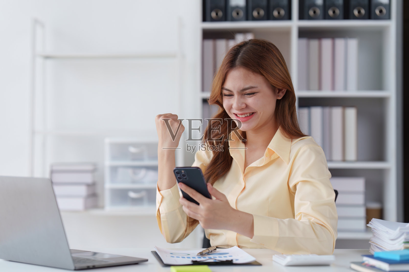 财务顾问，公司会计。分析利益，享受经济上的成功，工作上的成功照片摄影图片