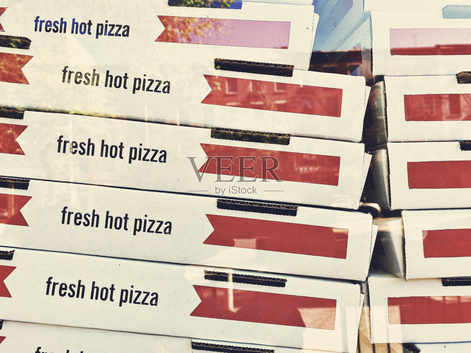 披萨盒堆在窗户里照片摄影图片