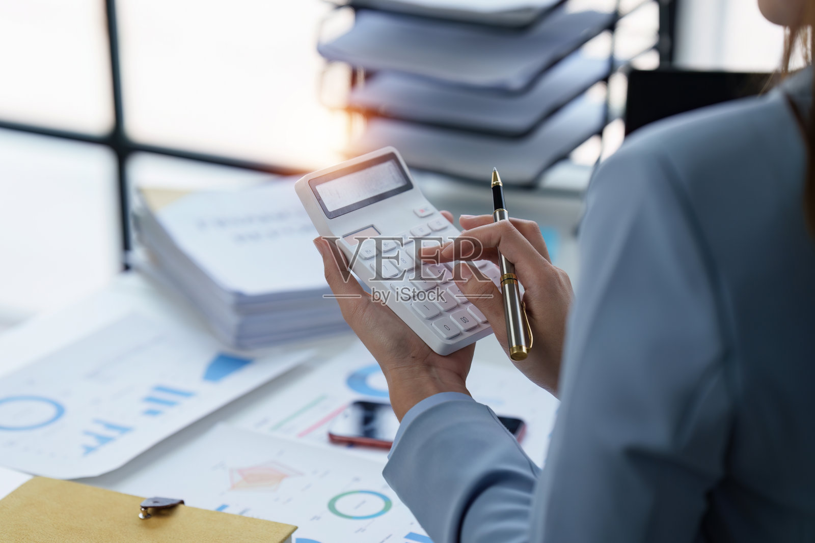 会计女性在笔记本电脑上工作，做文件，税务，外汇，研究，会计和财务顾问的概念照片摄影图片