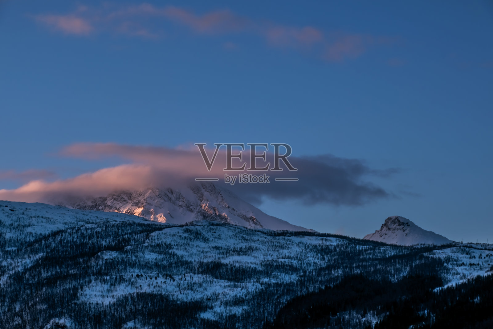挪威诺德兰，挪威海上冬季日出时的雪山照片摄影图片