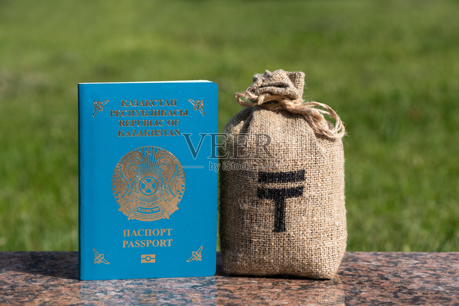 有哈萨克货币符号tenge的钱袋和哈萨克护照照片摄影图片