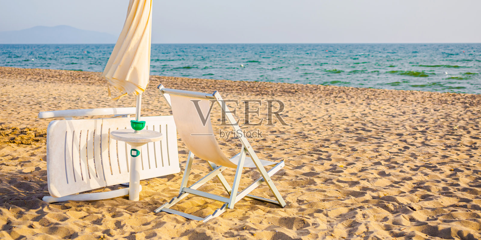 躺椅和海边的沙滩伞。Agropoli。意大利。第勒尼安海。夏天照片摄影图片