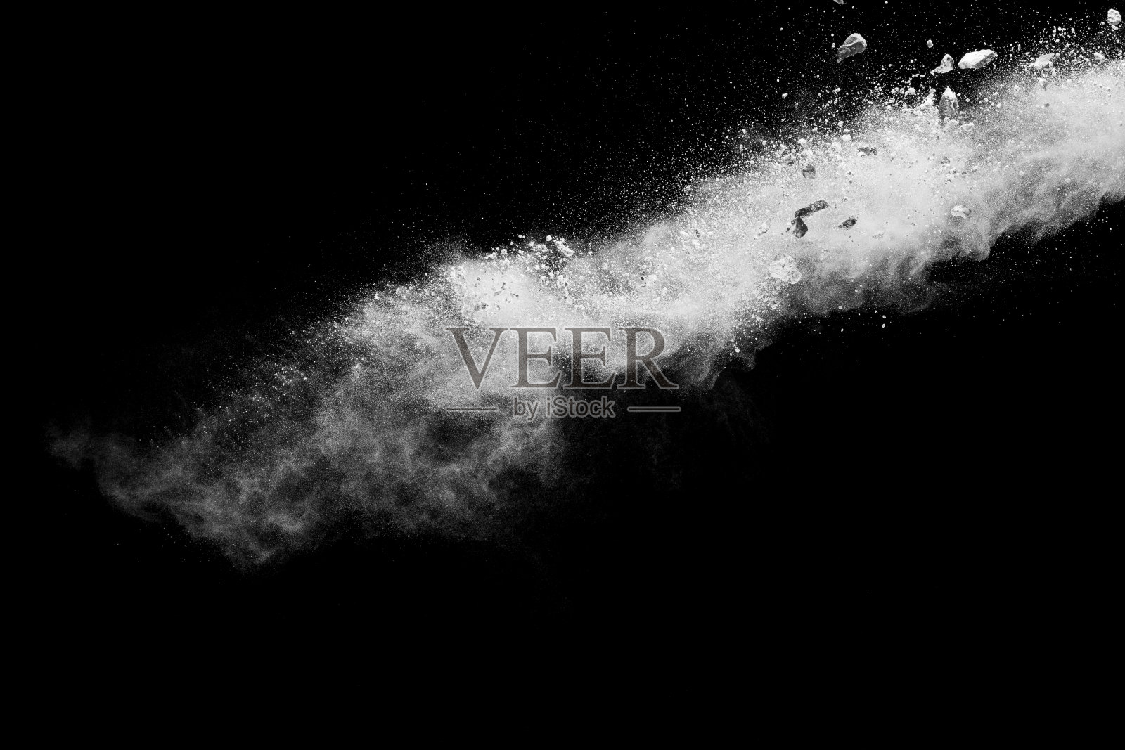 黑色背景下，碎裂的石头碎片与白色粉末一起爆炸。照片摄影图片