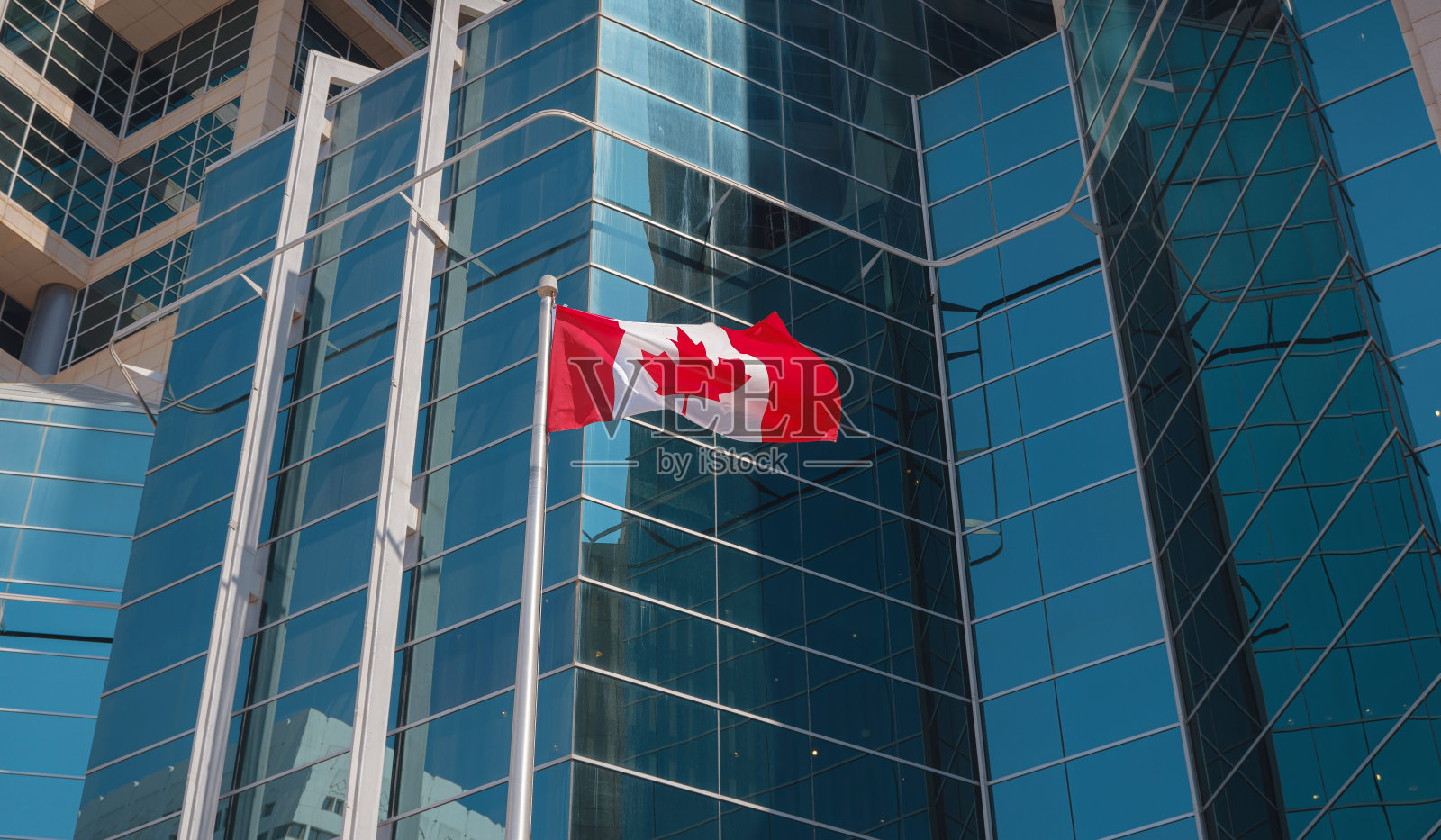 在蓝天下飘扬的加拿大国旗照片摄影图片