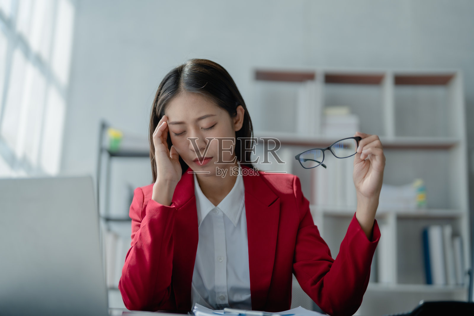 中小企业主肖像、使用电脑的妇女和财务报表对扩大市场、提高企业投资能力的焦虑表达照片摄影图片