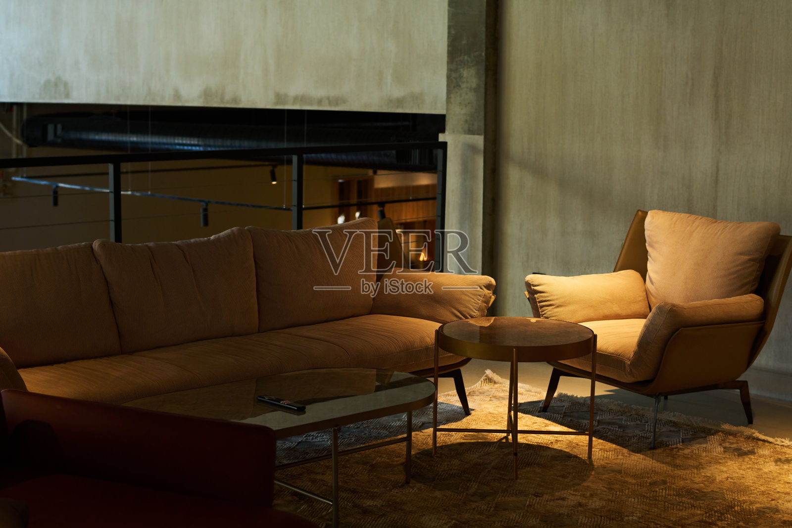 晚上，在宽敞房间的角落或办公室的部分开放空间照片摄影图片