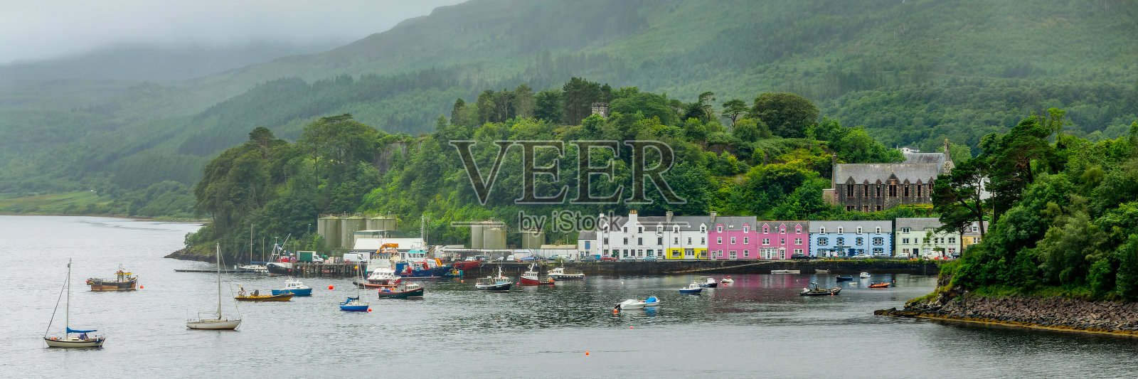 英国苏格兰斯凯岛波特里港彩色房屋全景图照片摄影图片