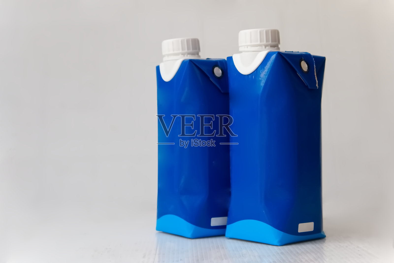 两个蓝色的纸瓶孤立在白色上照片摄影图片